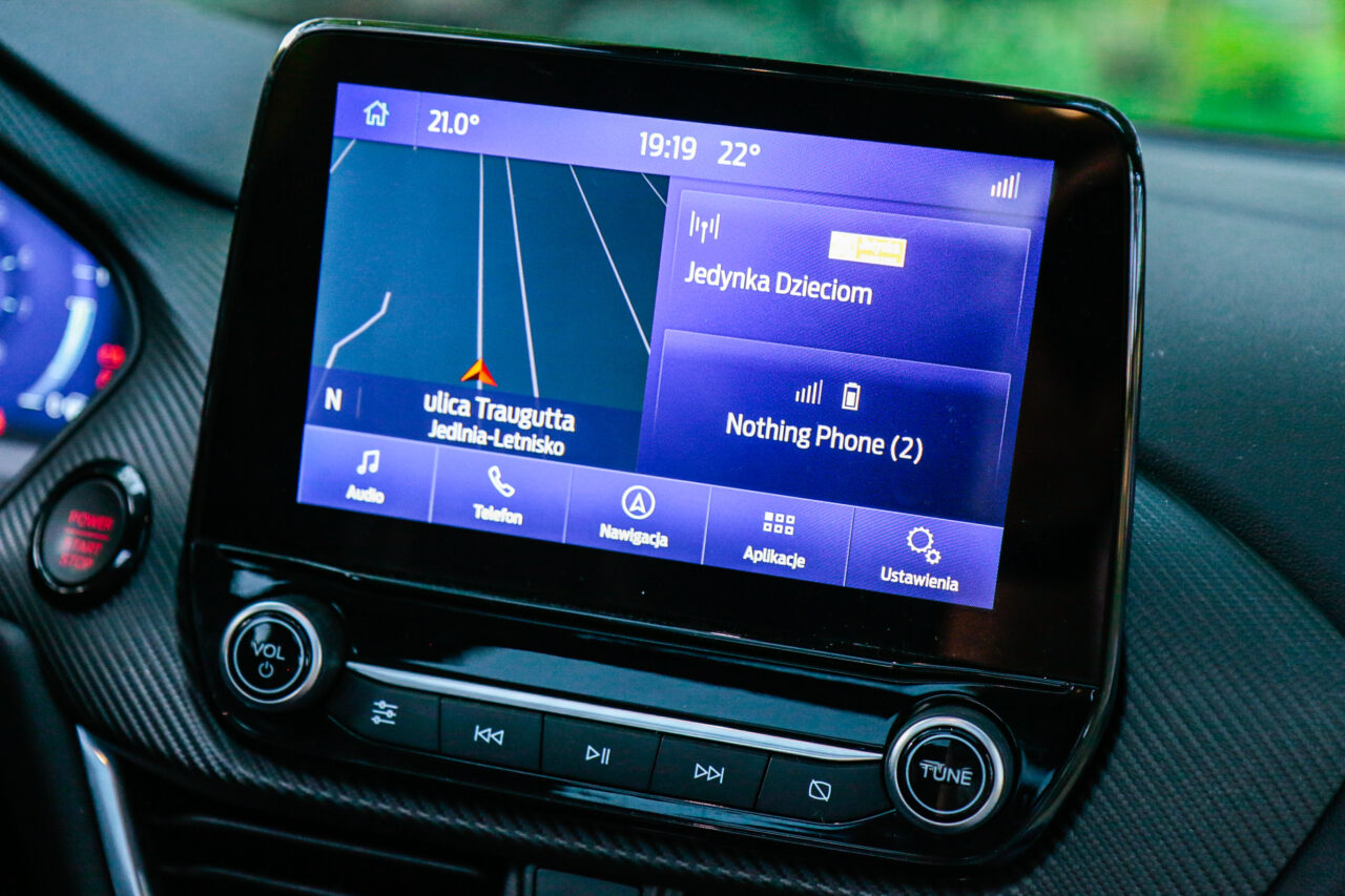 Ekran nawigacji i radia samochodowego podczas testu Ford Puma ST X.