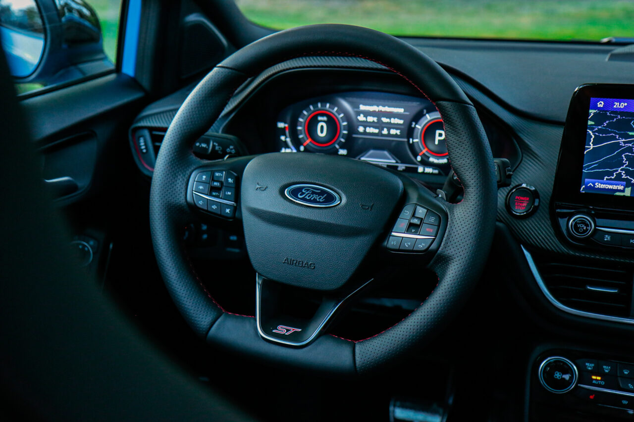 Wnętrze samochodu podczas testu Ford Puma ST X, widok na kierownicę i kokpit.