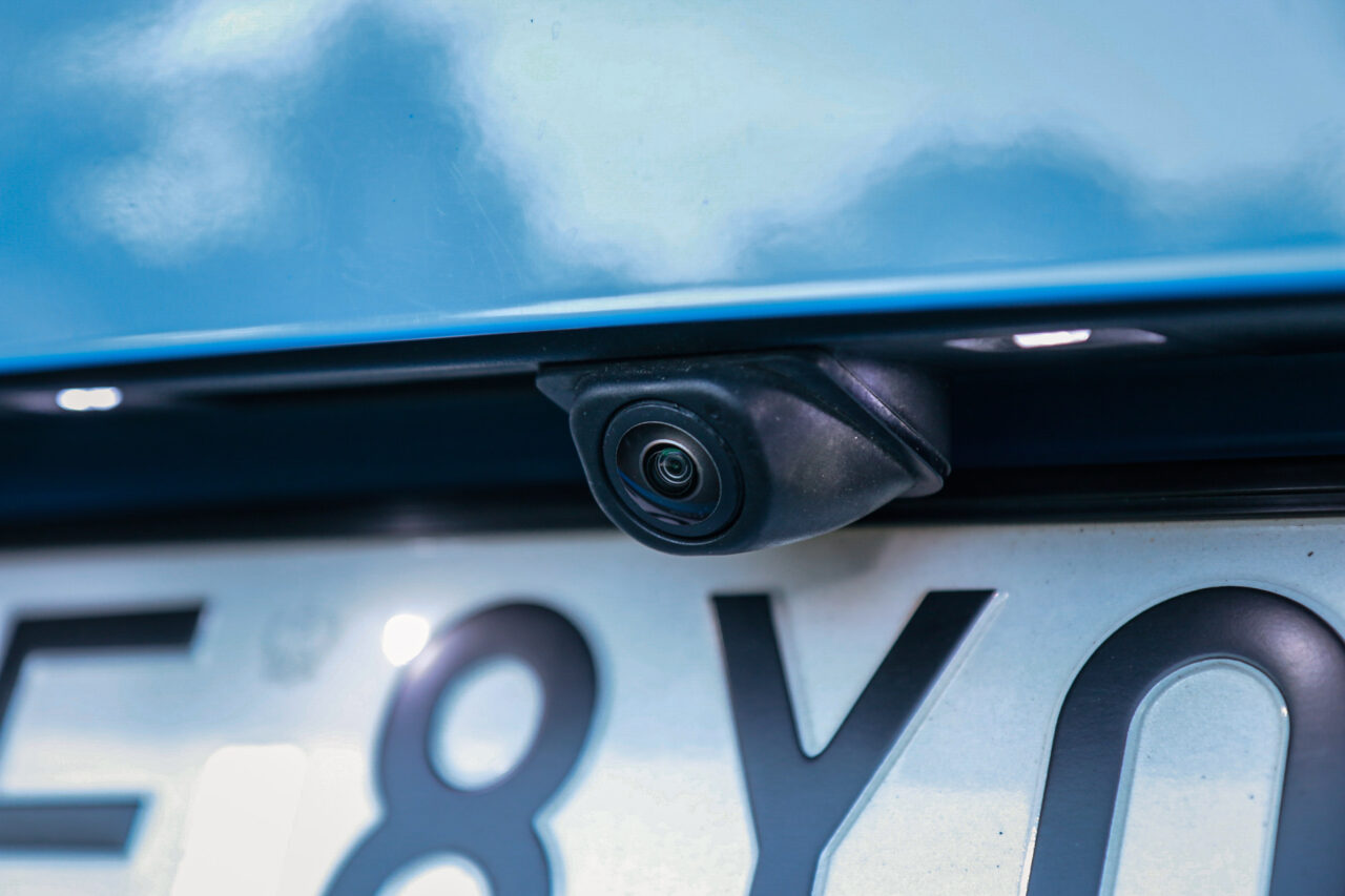 Kamery cofania w samochodzie, zbliżenie rejestracji podczas testu Ford Puma ST X.
