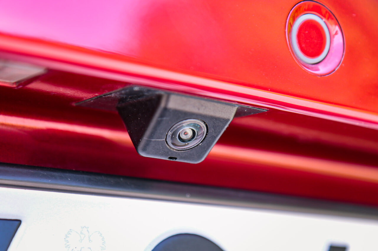 Kamera cofania zainstalowana w czerwonym samochodzie podczas testu MG ZS.