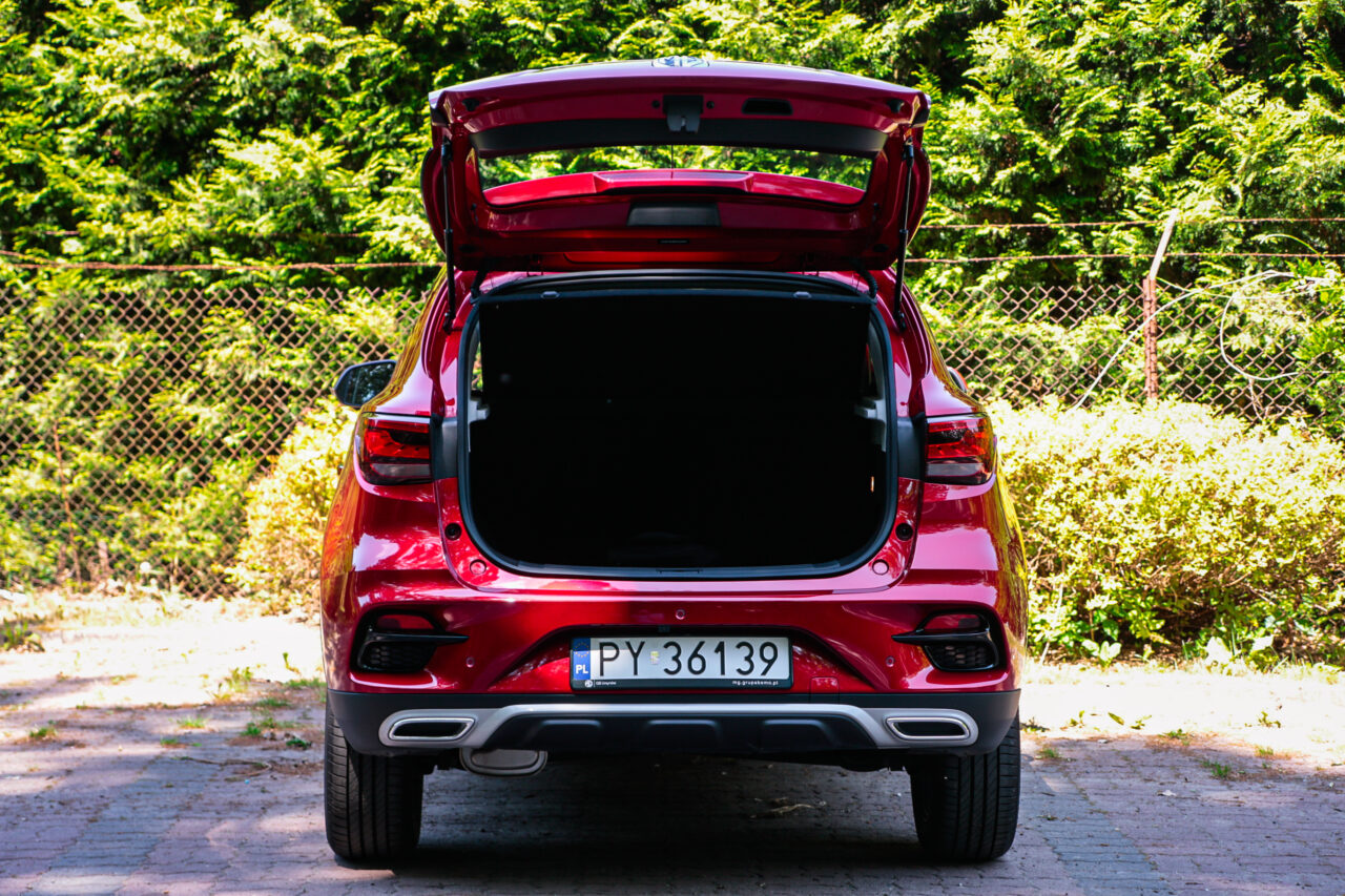 Czerwony samochód MG ZS z otwartym bagażnikiem, test MG ZS.