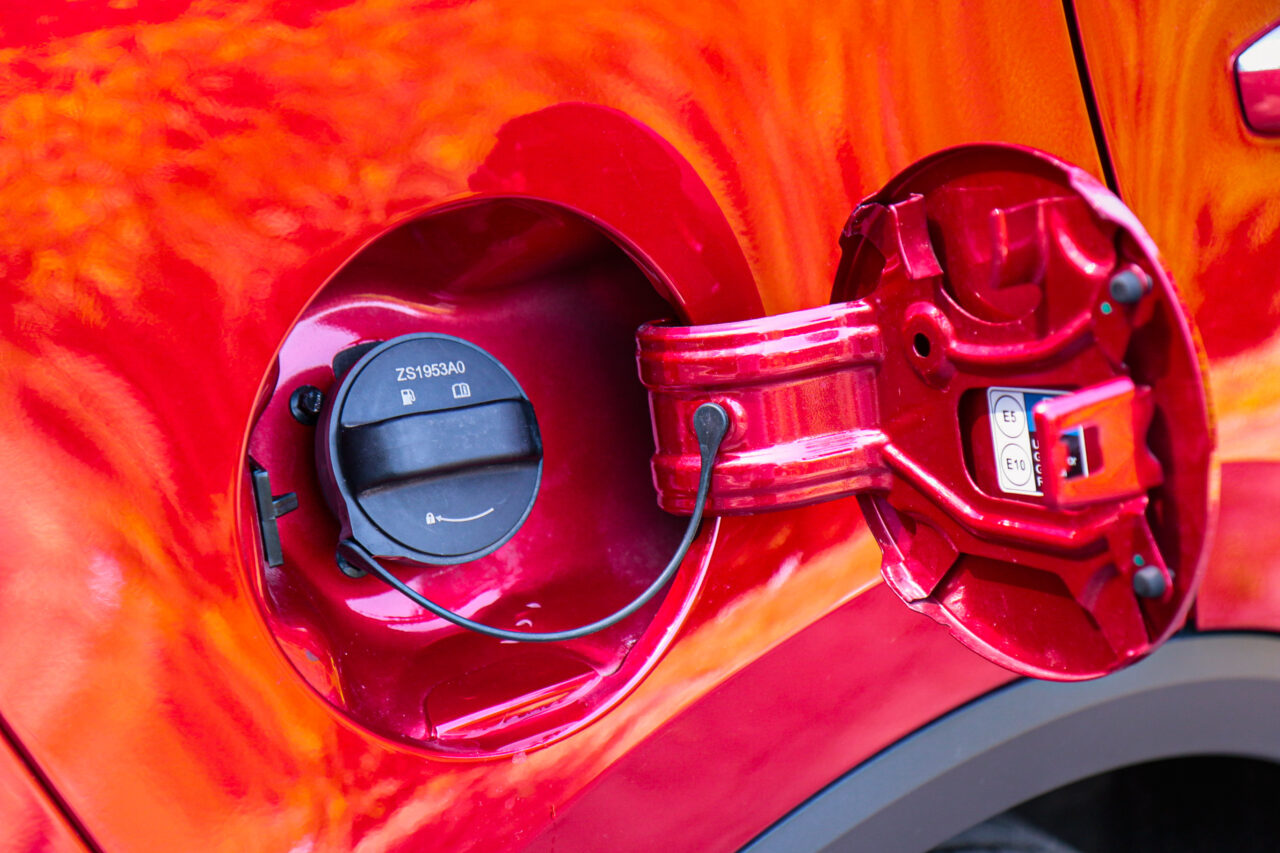 Zbliżenie na otwarty wlew paliwa w samochodzie podczas testu MG ZS.