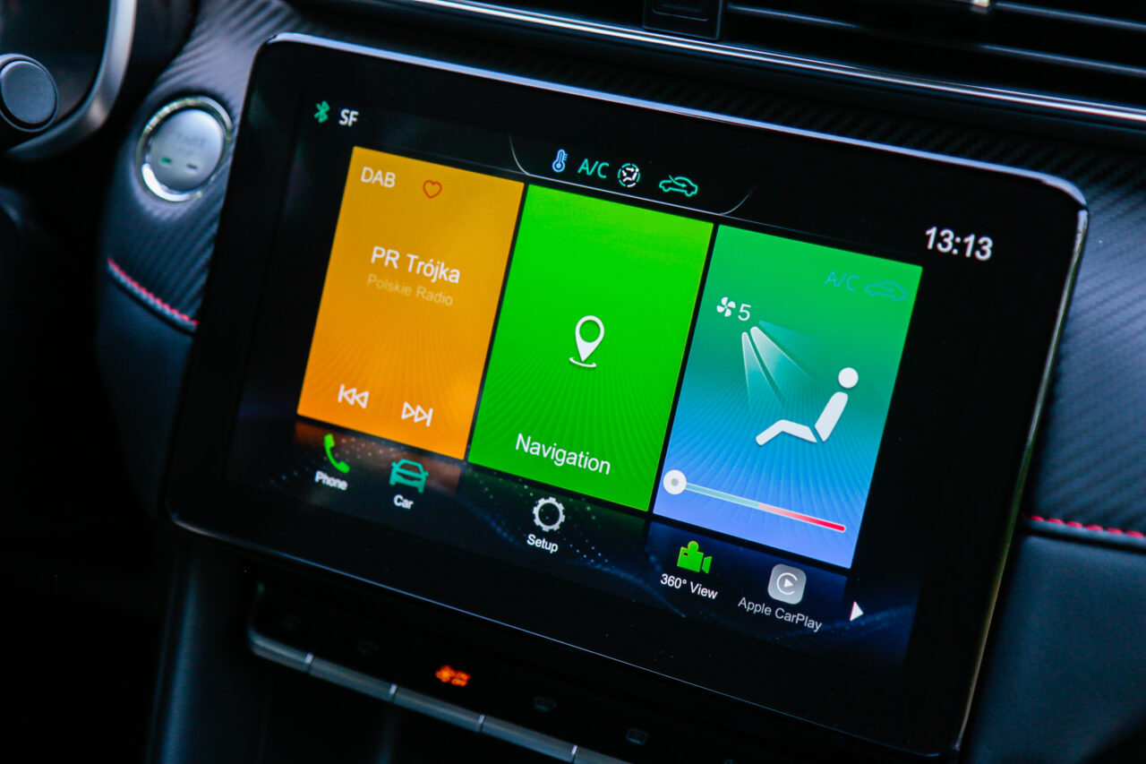 Ekran dotykowy w samochodzie z widokiem na radio, nawigację i klimatyzację podczas test MG ZS.