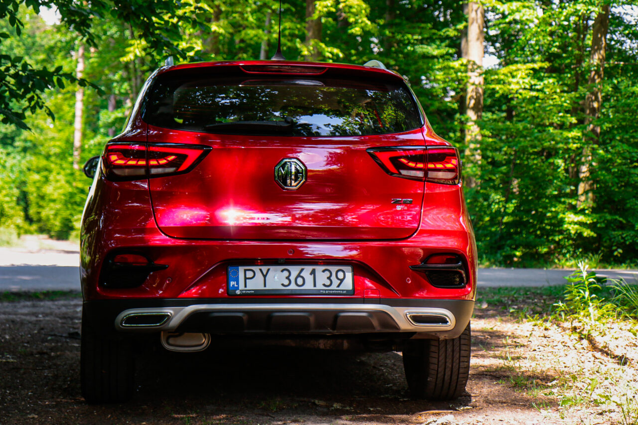 Czerwony samochód MG ZS widziany od tyłu w lesie, test MG ZS.