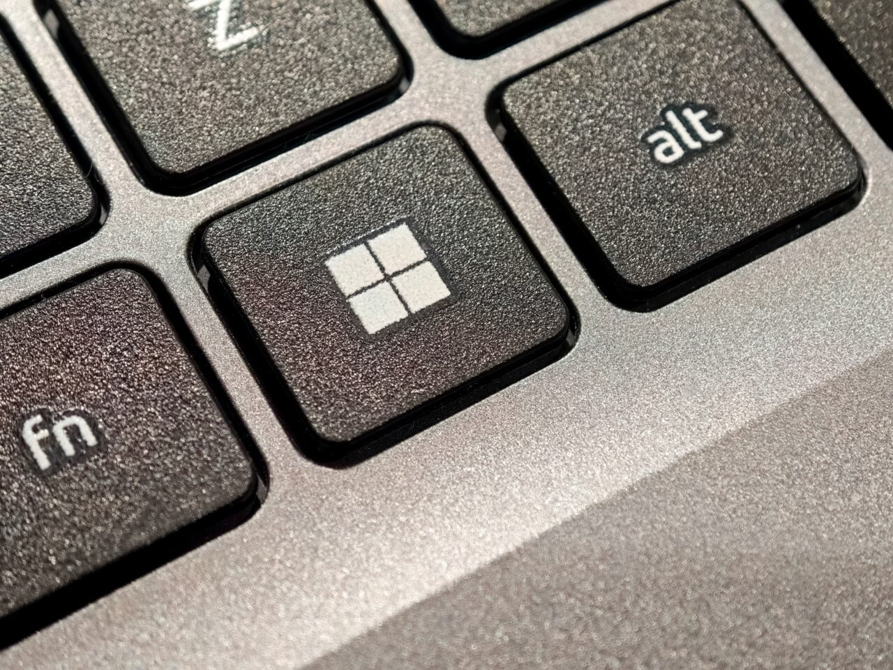 Zbliżenie na klawisze klawiatury z widocznymi klawiszami: fn, klawisz Windows, alt.