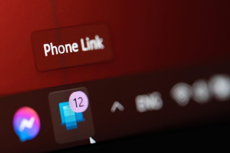 Ikona aplikacji "Phone Link" na komputerze z 12 powiadomieniami.