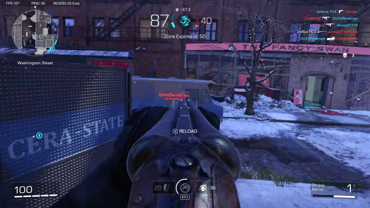Zrzut ekranu z gry XDefiant, przedstawiający pierwszoosobowy widok broni, skierowanej na przeciwnika w zimowym, miejskim otoczeniu.