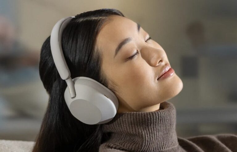 Kobieta relaksująca się i słuchająca muzyki przez słuchawki.