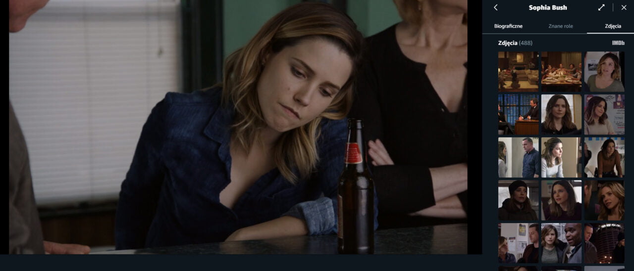 Kobieta z pochyloną głową w niebieskiej koszuli siedząca przy stole, na którym stoi butelka piwa, na ekranie po prawej stronie widoczne miniaturki przedstawiające tę samą osobę.