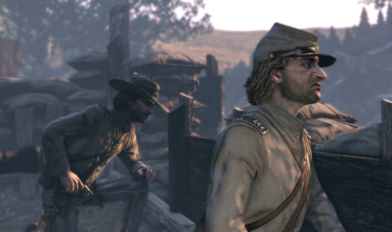 Dwóch mężczyzn w mundurach wojskowych na polu bitwy. Jeden z nich klęczy z pistoletem w ręku, drugi stoi, patrząc w dal.