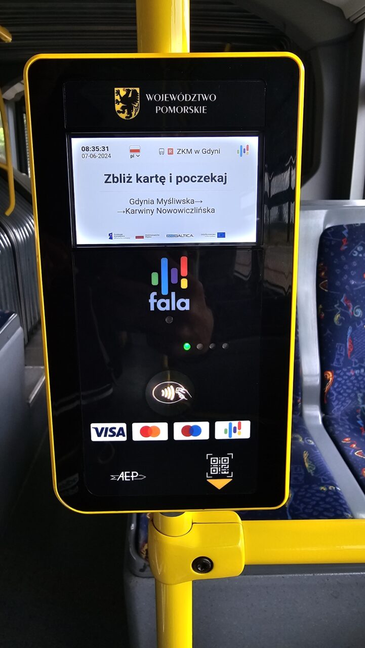 Czytnik kart w systemie FALA w autobusie