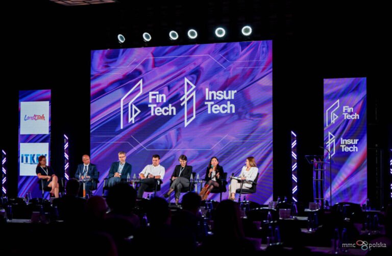 Panel dyskusyjny na konferencji FinTech InsurTech, sześć osób siedzących na scenie, duży ekran w tle.