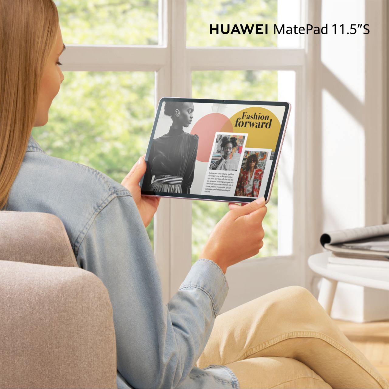 Kobieta trzymająca tablet Huawei MatePad 11.5"S, czytająca magazyn modowy.