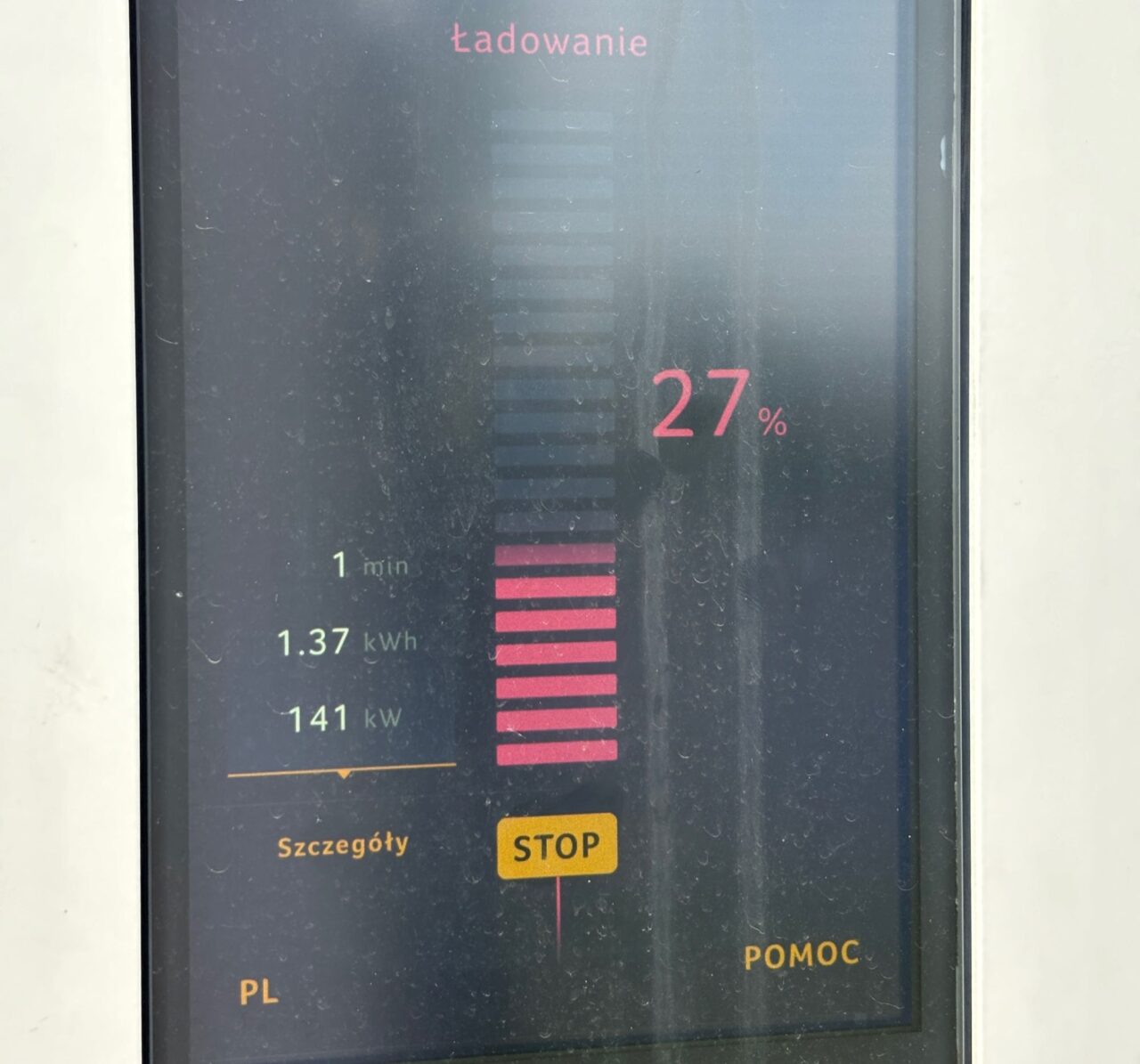 Ekran ładowarki samochodowej pokazujący moc ładowania samochodu BYD Seal U