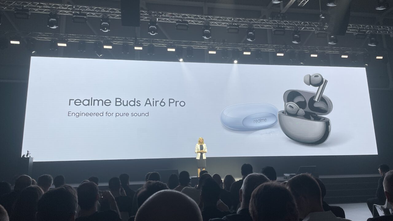 Prezentacja słuchawek realme Buds Air6 Pro na scenie.