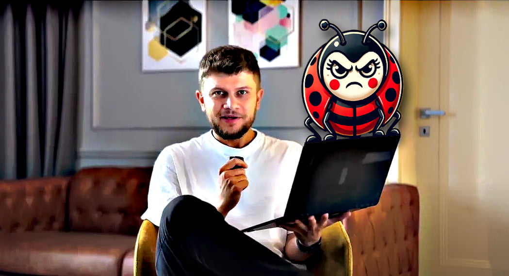 Biedronka kontra Jakub Biel. Mężczyzna trzymający laptop z rysunkiem animowanego biedronki w tle.