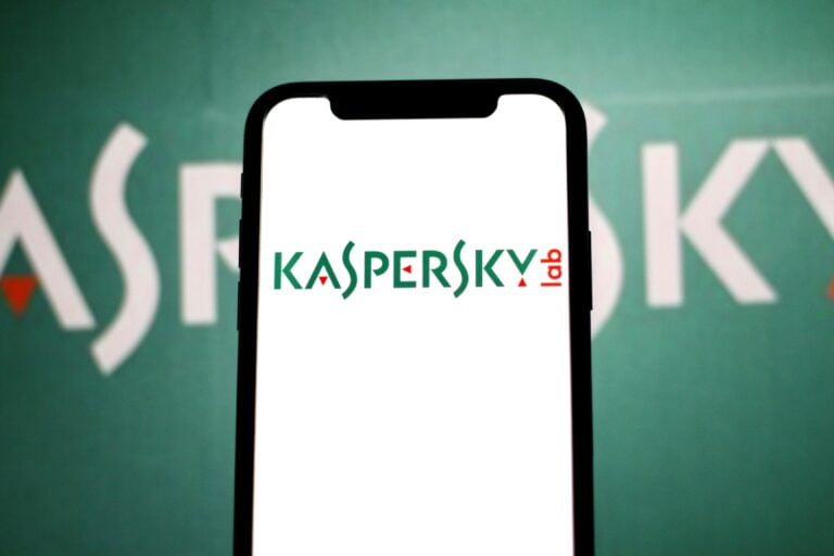 Logo Kaspersky Lab na ekranie telefonu komórkowego.