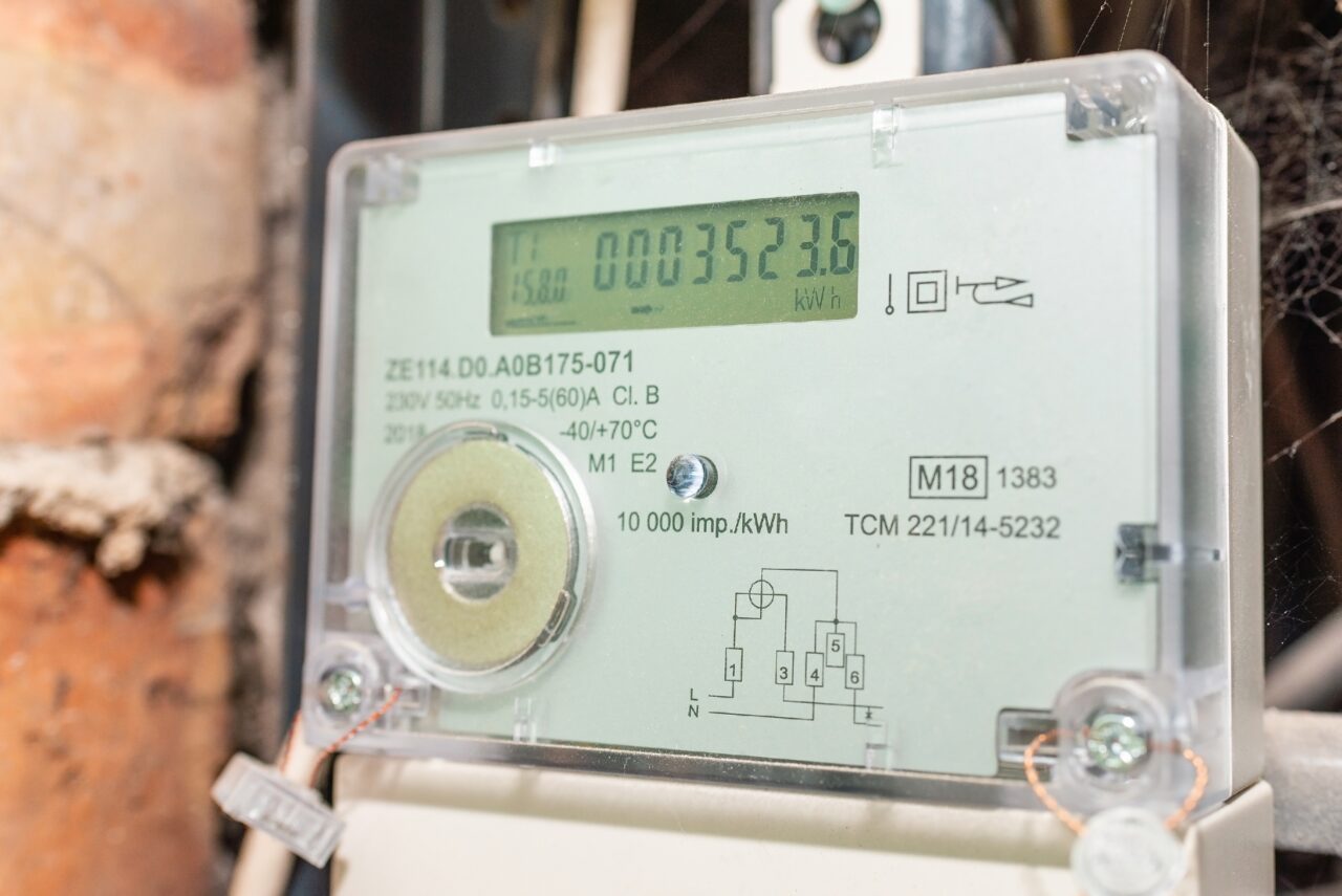 Elektroniczny licznik energii elektrycznej z wyświetlaczem LCD pokazujący zużycie energii w kilowatogodzinach.