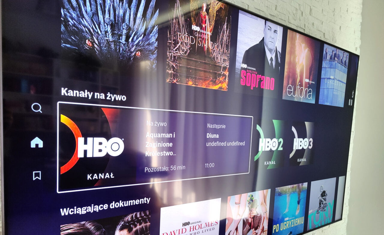 Ekran telewizora z interfejsem HBO pokazujący dostępne programy i kanały.