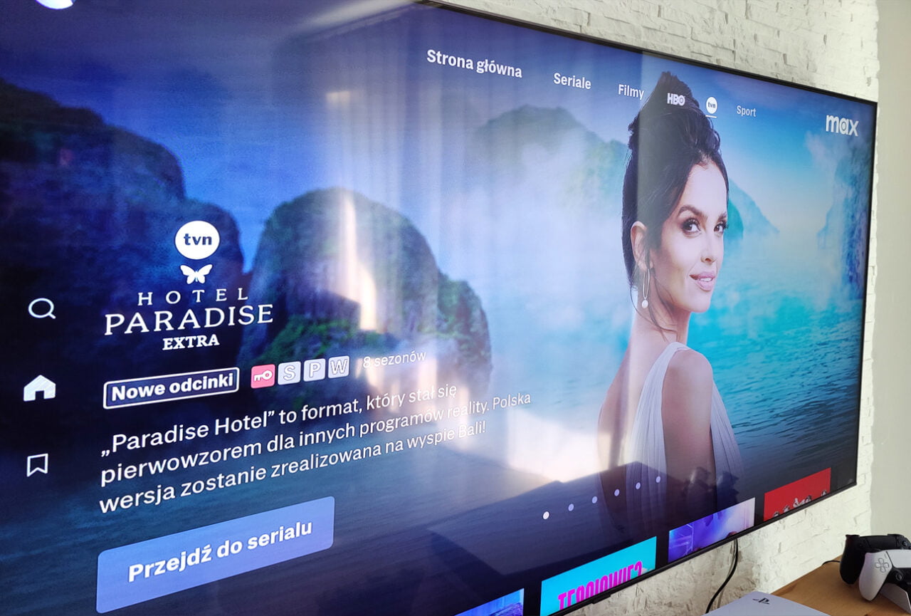 Ekran telewizora z interfejsem aplikacji streamingowej, wyświetlający program "Hotel Paradise Extra" na platformie Max z treściami od Player.