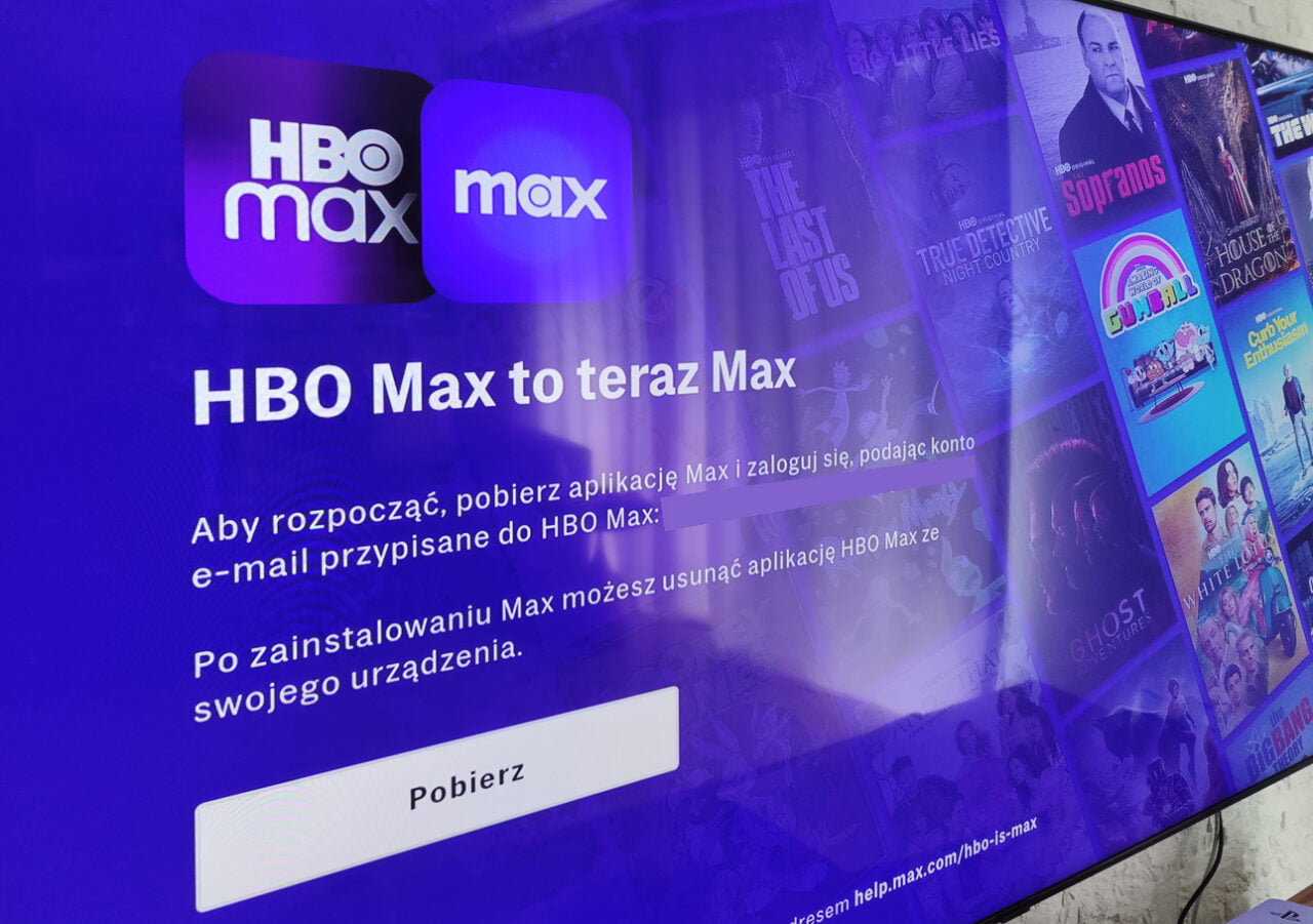 Ekran telewizora z informacją "HBO Max to teraz Max" oraz instrukcją pobrania nowej aplikacji Max i zalogowania się do konta.