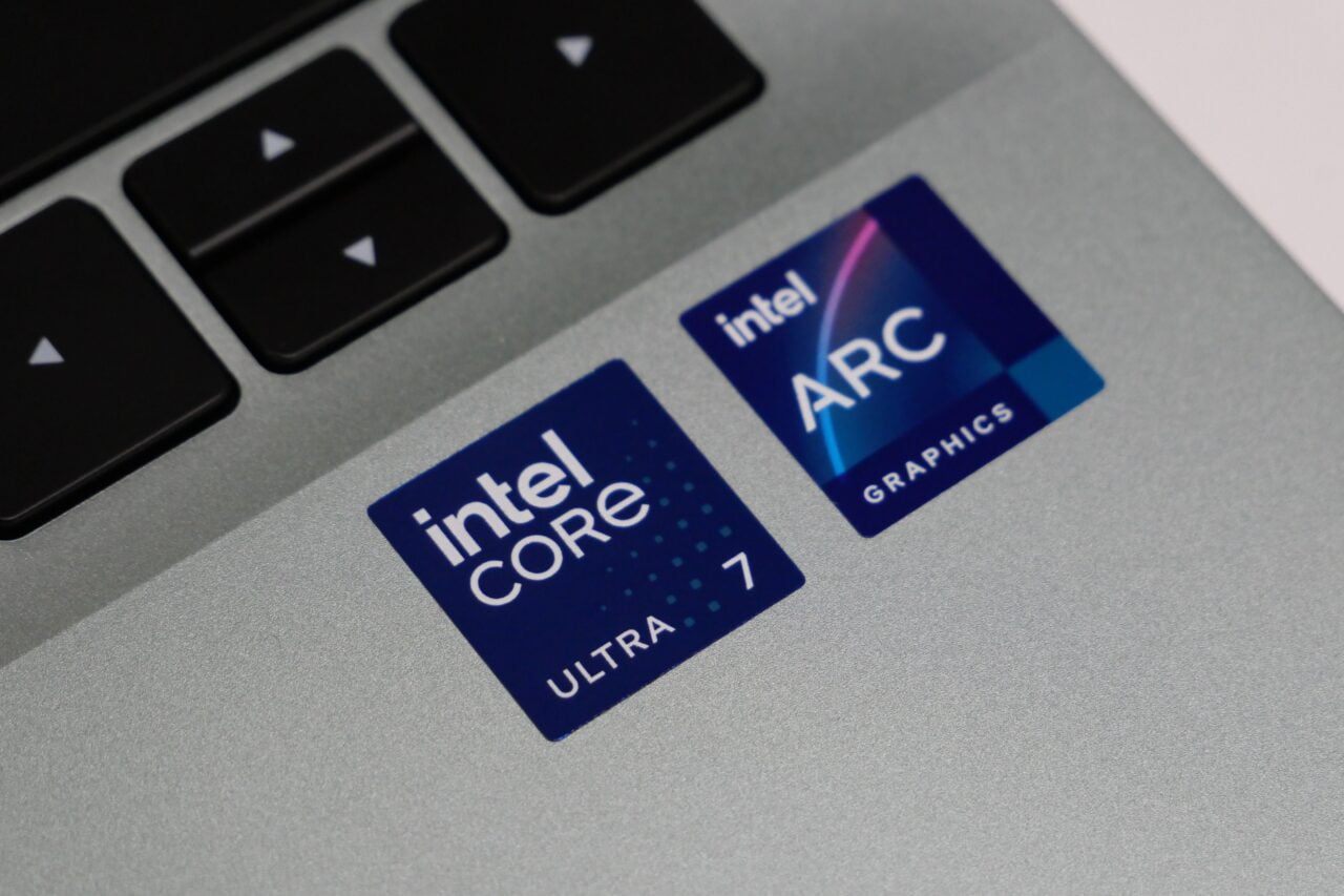 Naklejki Intel Core Ultra 7 i Intel ARC Graphics na laptopie.