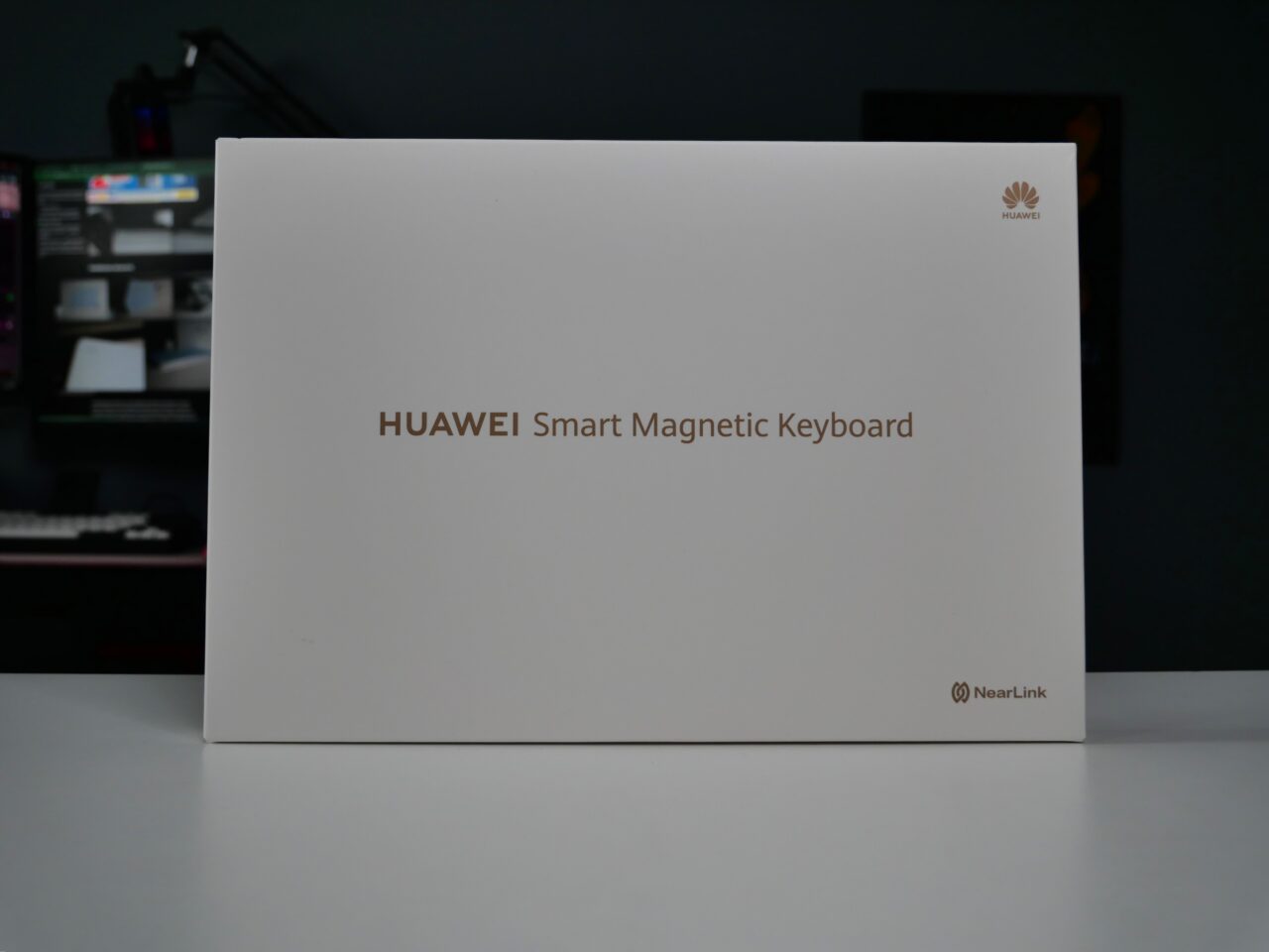 Białe pudełko z napisem "HUAWEI Smart Magnetic Keyboard" i logo Huawei.