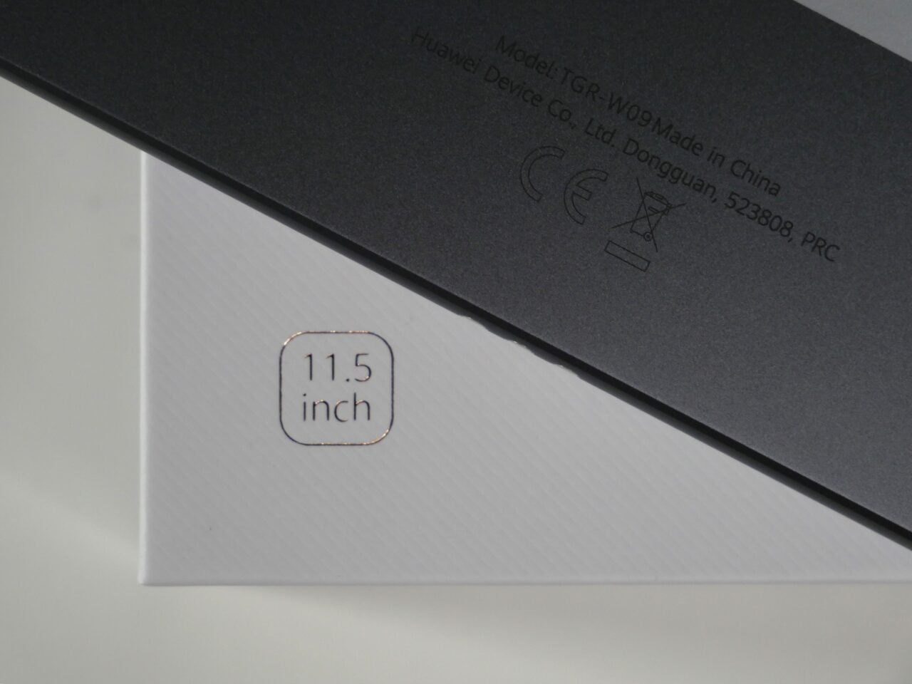 Białe pudełko z napisem "11.5 inch" oraz fragment urządzenia z napisem "Made in China".