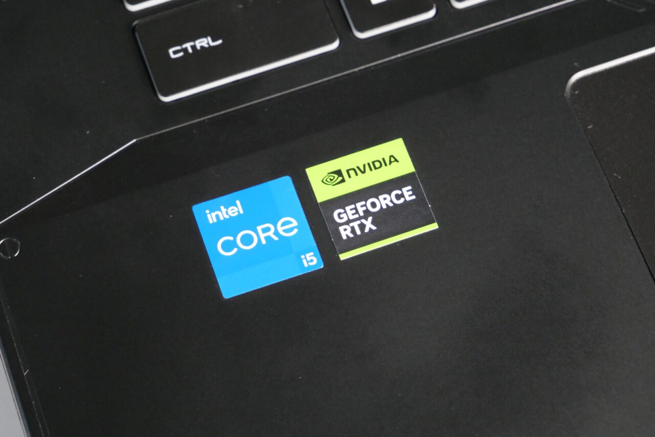 Etykiety Intel Core i5 i Nvidia GeForce RTX na laptopie.