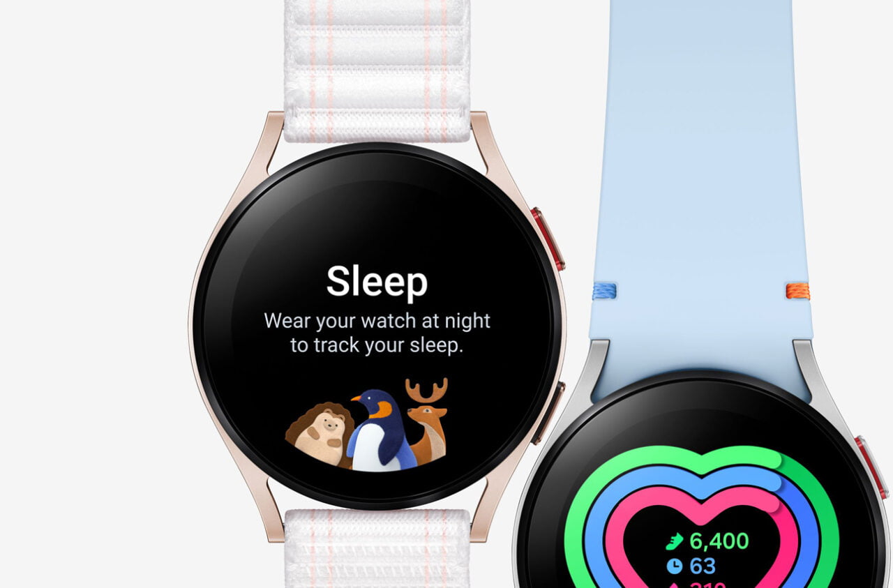 Dwa inteligentne zegarki, jeden z widokiem na monitorowanie snu, a drugi z kolorowymi kółkami statystyk aktywności.