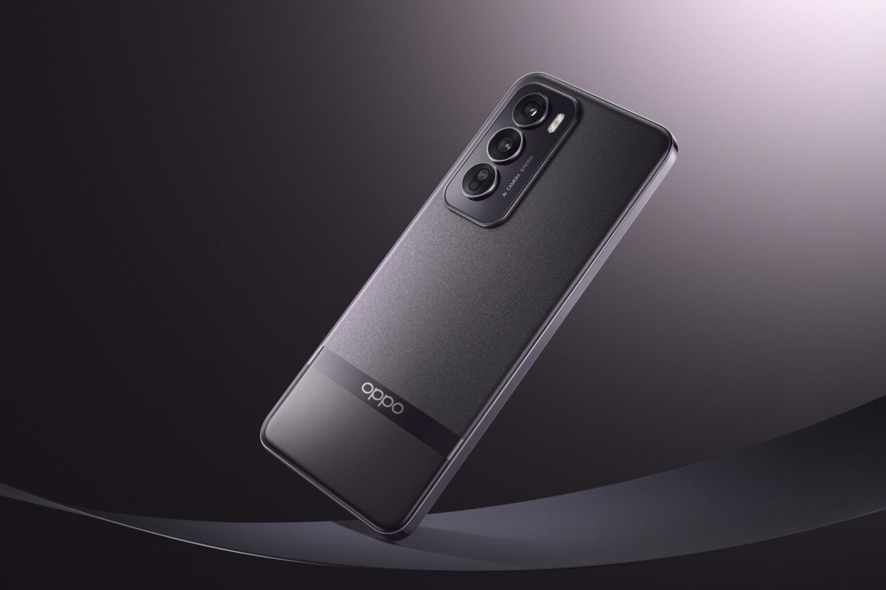 Czarny smartfon Oppo z trzema aparatami w pionowym układzie.