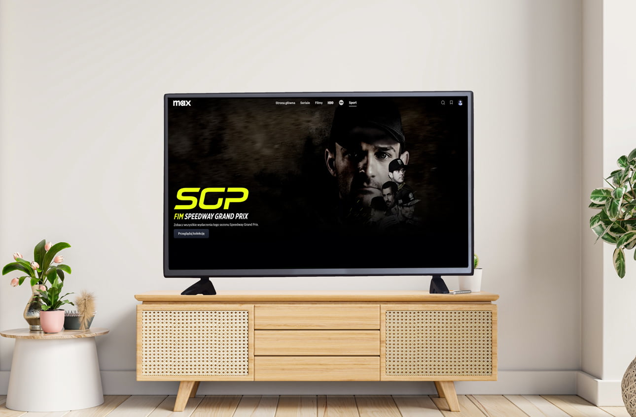 Telewizor na stoliku w salonie wyświetlający ekran tytułowy "SGP FIM Speedway Grand Prix".