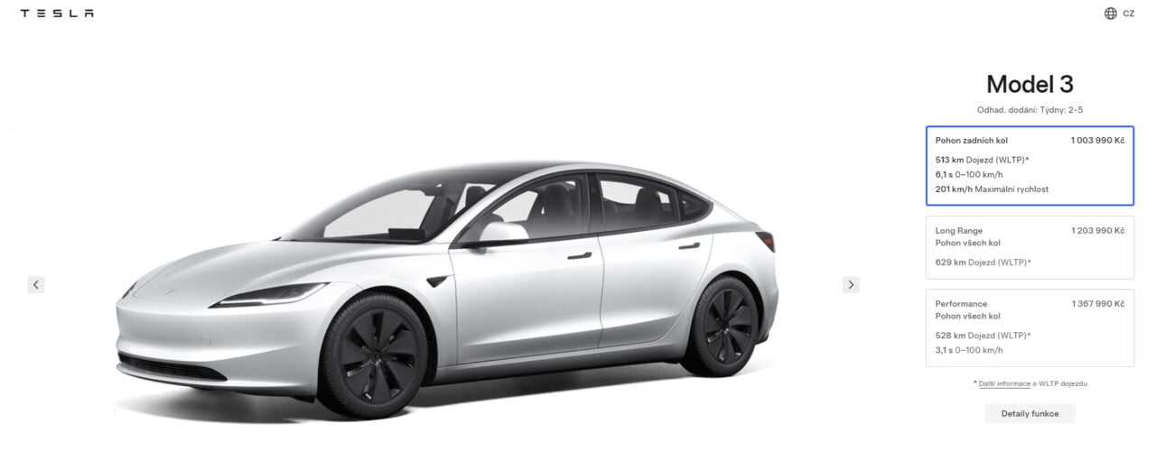 Biały samochód Tesla Model 3 na białym tle, z cenami i specyfikacjami po czesku.
