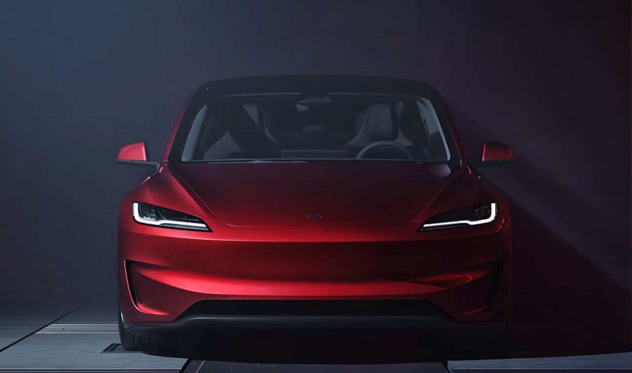 Czerwony samochód Tesla elektryczny widziany od przodu.