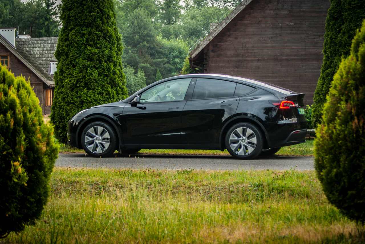 Tesla Model Y AWD Long Range - plener