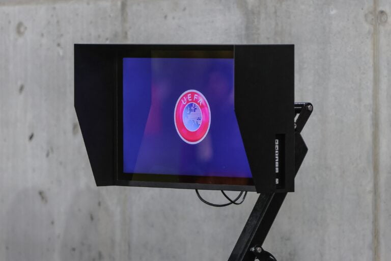 Ekran technologii VAR z logo UEFA.