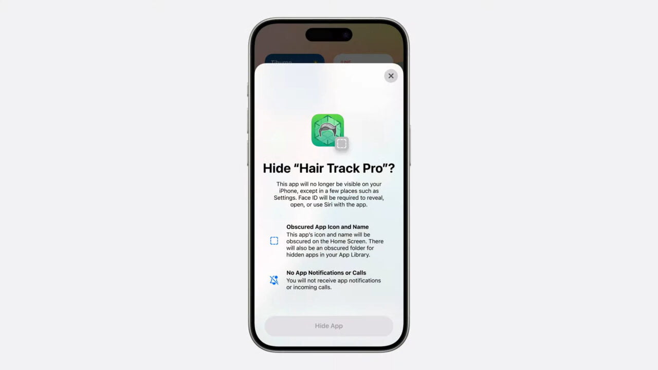 Telefon iPhone wyświetlający ekran z pytaniem, czy ukryć aplikację "Hair Track Pro".