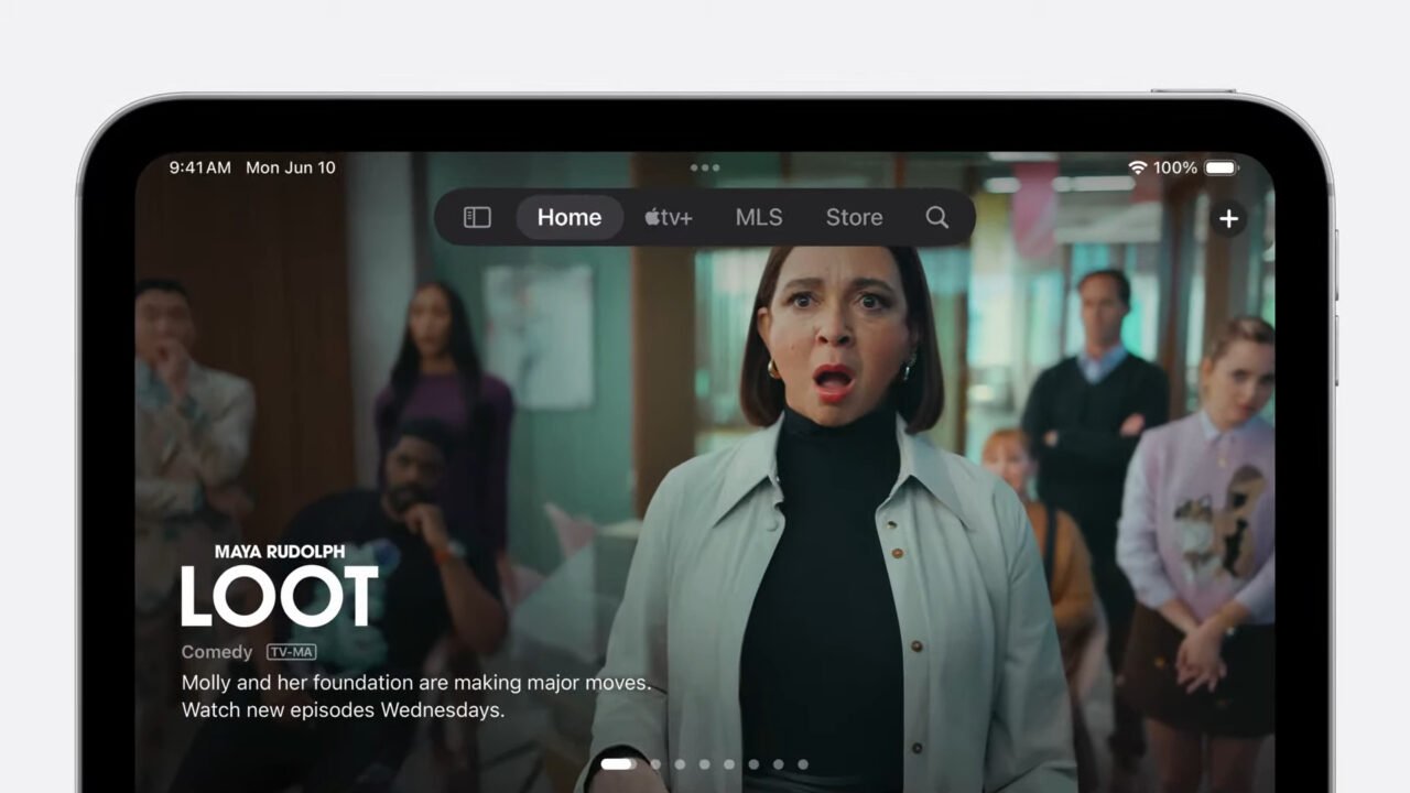Fragment ekranu z aplikacją Apple TV, przedstawiający serial komediowy "Loot" z Maya Rudolph.