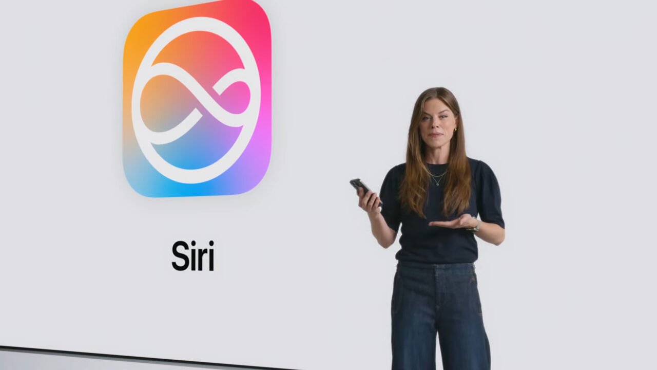 Kobieta trzymająca smartfon na tle logo Siri.