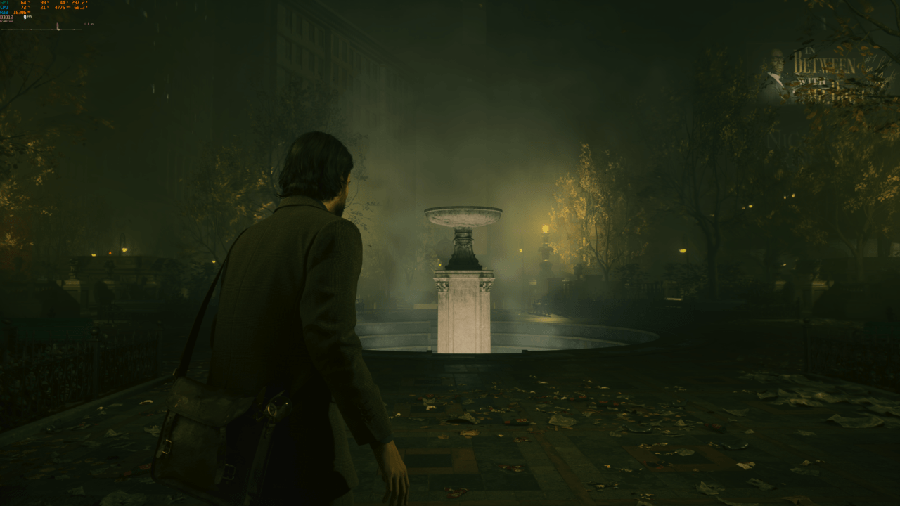 Mężczyzna stoi przed fontanną w oświetlonym parku nocą.