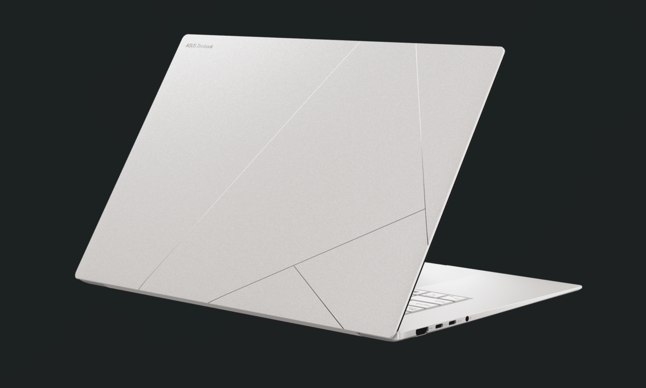 Srebrny laptop ASUS Zenbook z nowoczesnym wzorem na pokrywie matrycy.