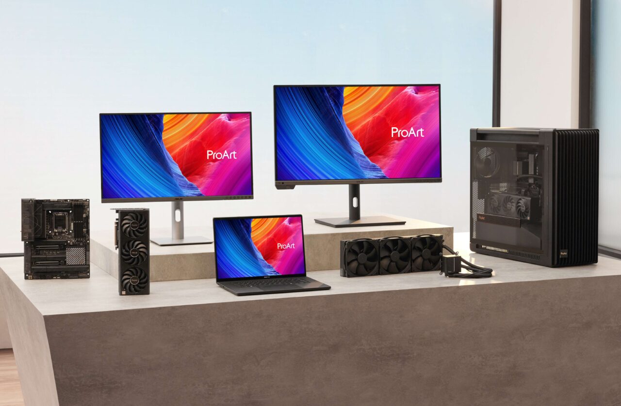 Zestaw komputerowy z dwoma monitorami, laptopem, obudową PC, kartą graficzną, płytą główną i radiatorem na biurku.