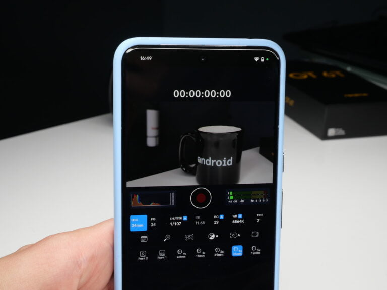 Smartfon z uruchomioną aplikacją do nagrywania wideo, na ekranie pokazany kubek z napisem "android".