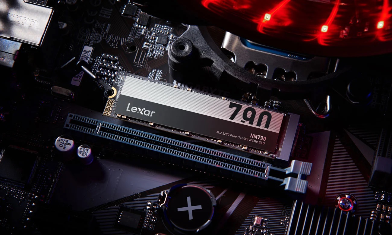 Dysk SSD Lexar NM790 M.2 2280 PCIe Gen4x4 zamontowany na płycie głównej komputera.