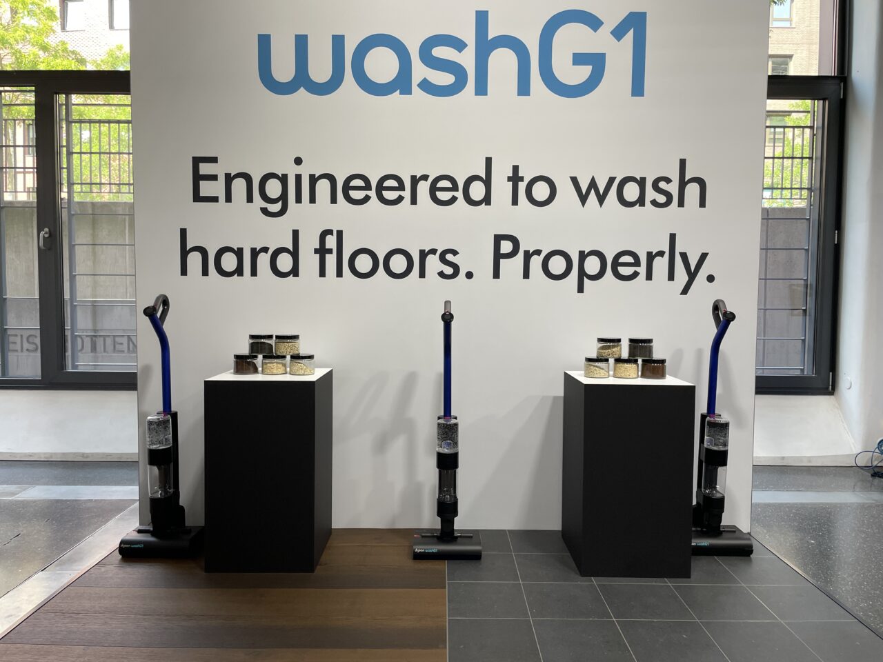 Wystawa odkurzaczy washG1 do mycia twardych podłóg, dwa urządzenia na podestach z próbkami.