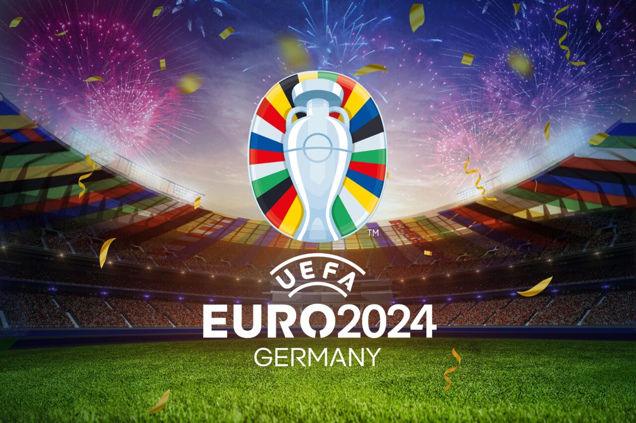 Logo UEFA EURO 2024, Niemcy, z kolorowym tłem stadionu i fajerwerkami.