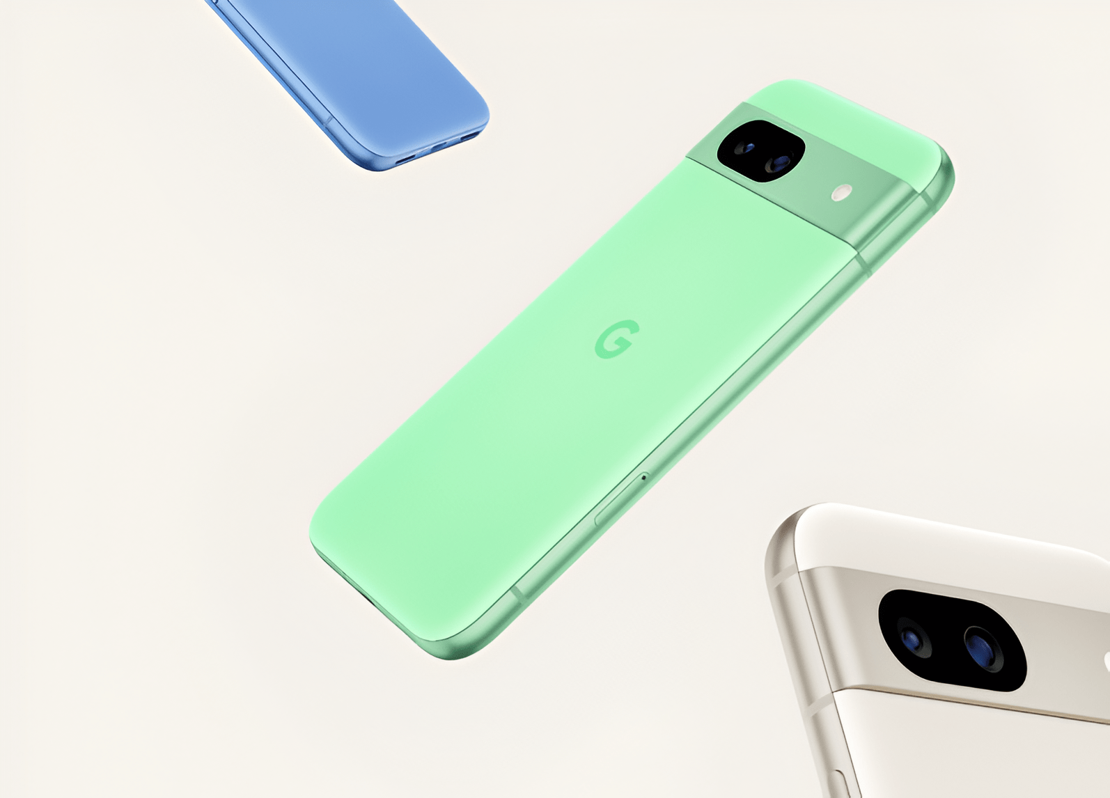 Zielony, biały i niebieski smartfon Google Pixel z widocznym logo G na tylnej obudowie, unoszące się na beżowym tle.
