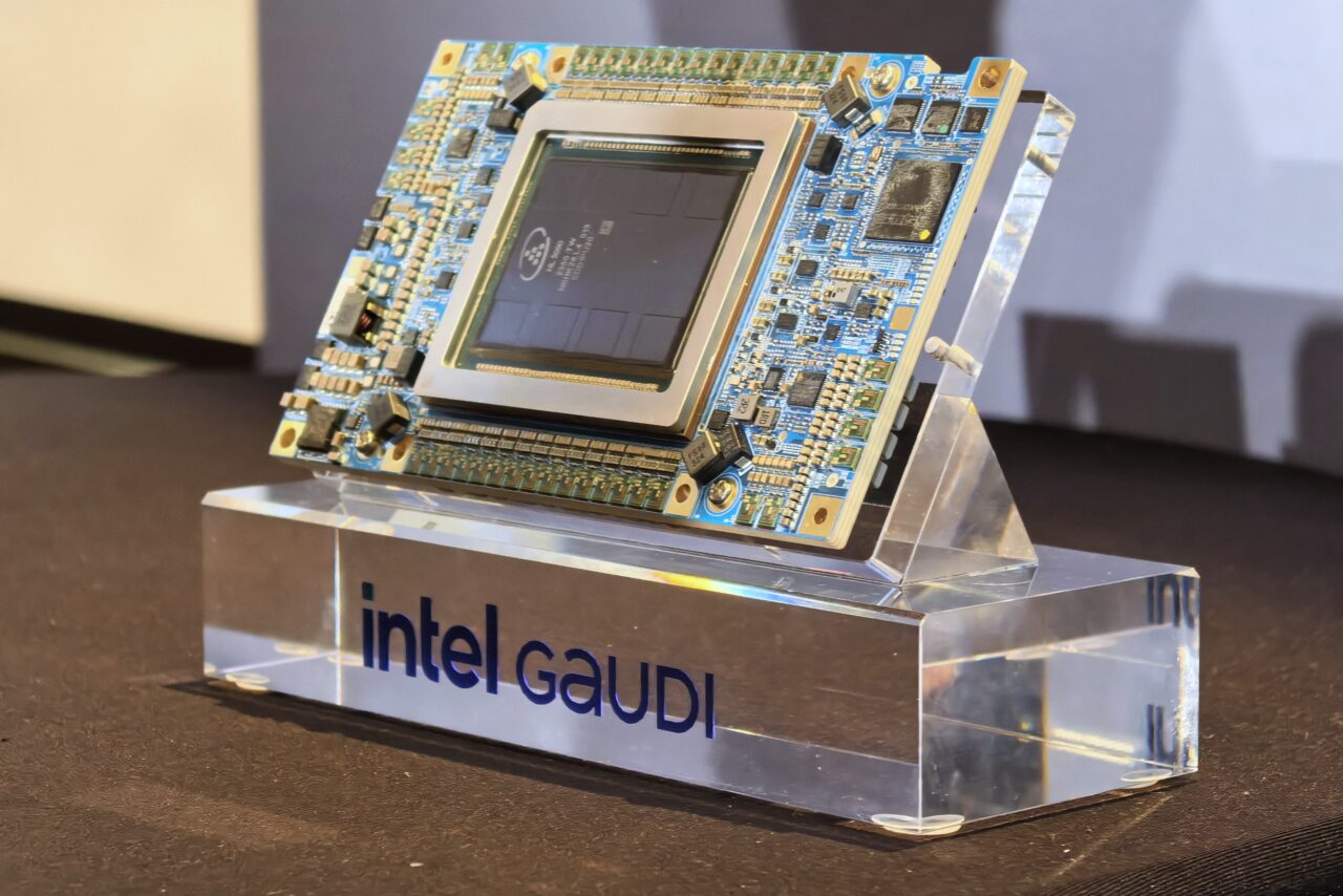 Mikroukład Intel Gaudi wystawiony na przezroczystej podstawce.