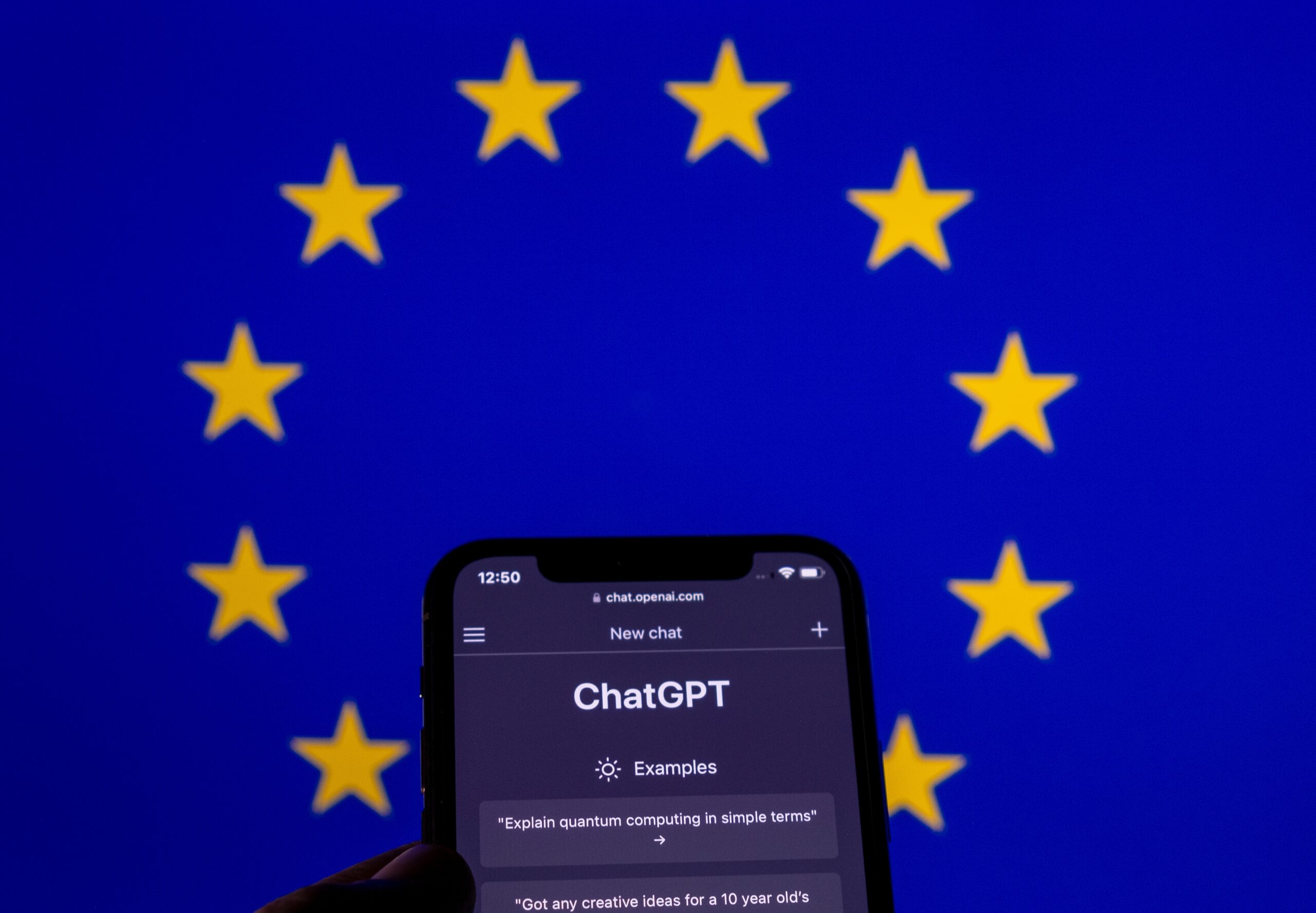 iPhone z aplikacją ChatGPT na tle flagi Unii Europejskiej.