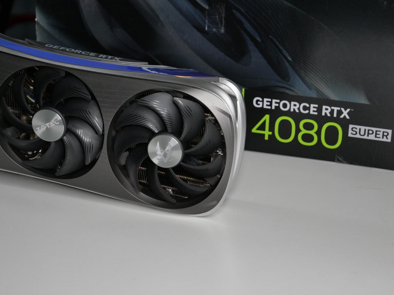 Karta graficzna Zotac GeForce RTX 4080 Super i jej opakowanie w tle.